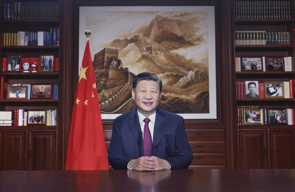 新年前夕，國家主席習(xí)近平通過中央廣播電視總臺和互聯(lián)網(wǎng)，發(fā)表二〇二二年新年賀詞。 新華社記者 鞠鵬 攝