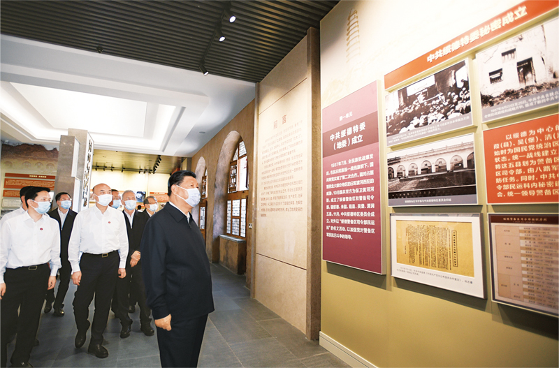 2021年9月13日至14日，中共中央總書(shū)記、國(guó)家主席、中央軍委主席習(xí)近平在陜西省榆林市考察。這是14日上午，習(xí)近平在中共綏德地委舊址考察。 新華社記者 李學(xué)仁/攝